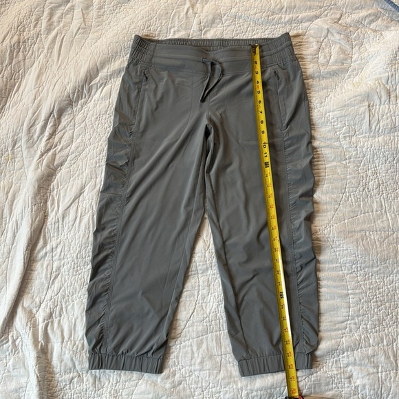 Athleta La Viva Capri Pants Light Gray size 8 - Picture 3 of 16